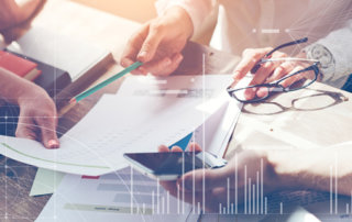 Besprechung am Schreibtisch - Marketing-Technologie