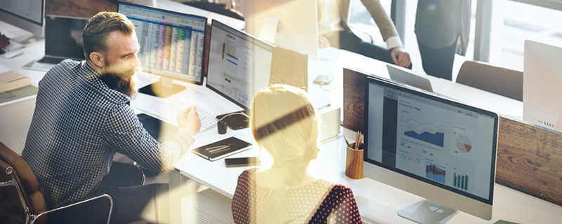 Frau und Mann im Büro - Mit effizienter Bürogestaltung zu hoher Arbeitsqualität