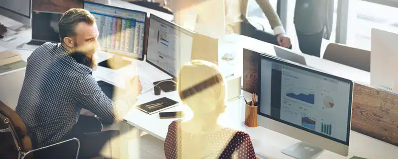 Frau und Mann im Büro - Mit effizienter Bürogestaltung zu hoher Arbeitsqualität