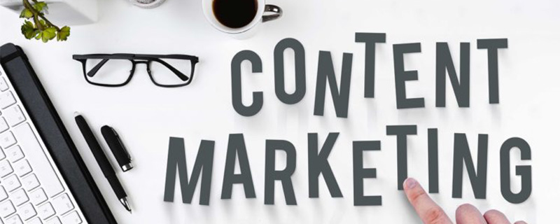 Hand zeigt auf Content Marketing - Content-Marketing: Ein effektives Werkzeug zur Leadgenerierung