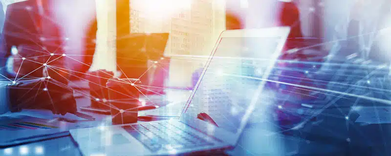 Laptop auf einem Tisch - Online-Marketing